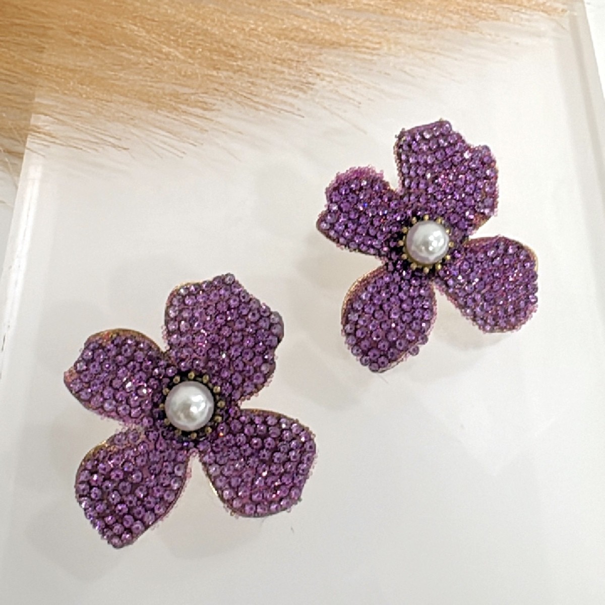 Σκουλαρίκι Λουλούδι Με Strass Πάνω στο Αυτί